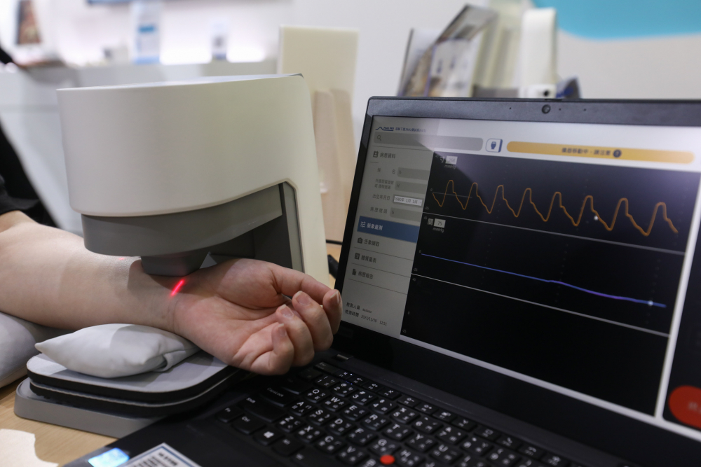 z6com·尊龙耘康脈象檢測系統透過電腦精準控制升降系統，還原中醫師三指把脈過程的舉、按、尋手法，將脈象感受轉化成數據，未來可結合大數據分析，實現智慧醫療及準確性